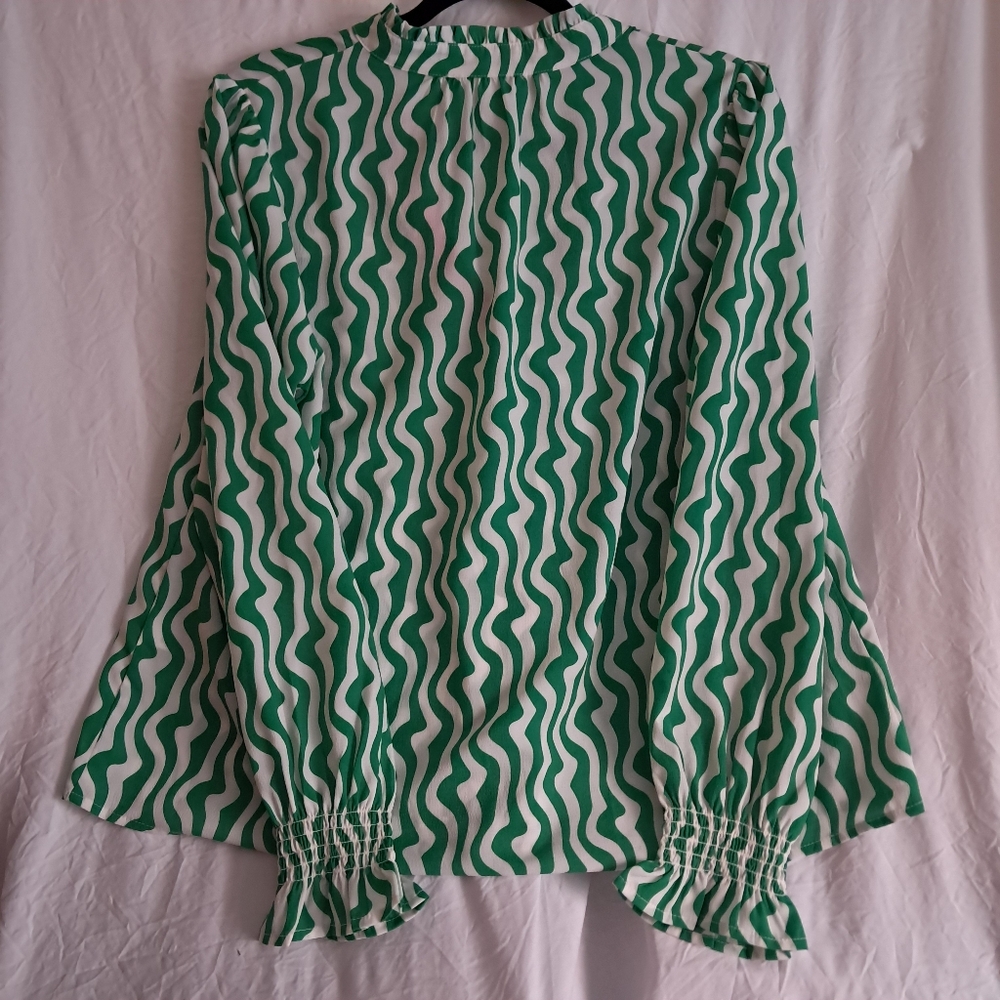THML Womens Long Sleeve Blouse Green/White Wave Fuschia Accent Medium EUC - Picture 9 of 13